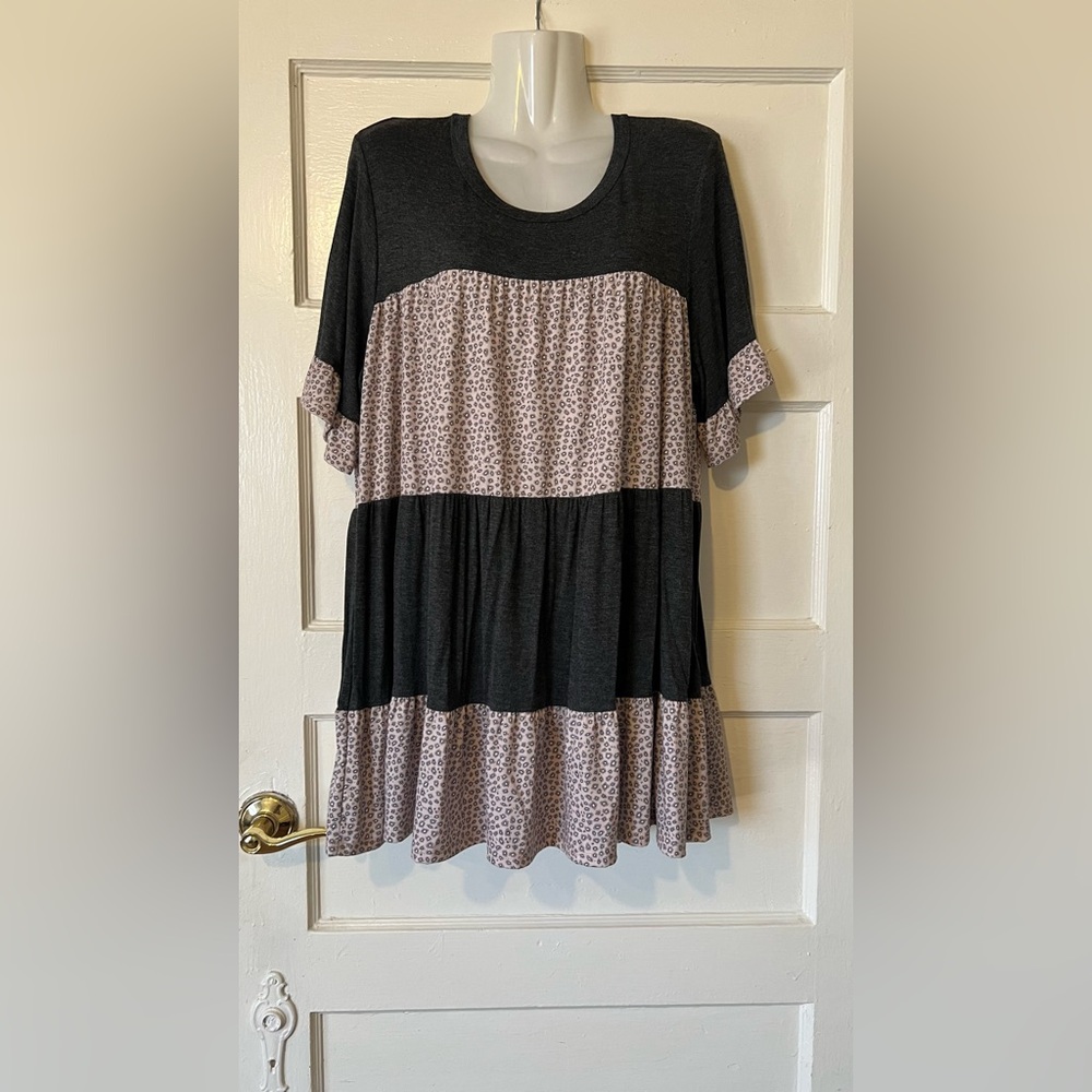 Tiered Short-Sleeve Tunic Top in Charcoal and Mauve Leopard